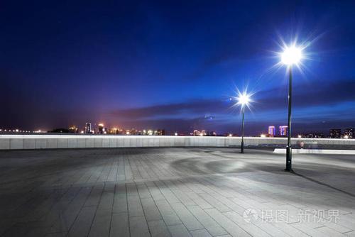 天津市中心夜间空大理石地板与路灯照片-正版商用图片07pyk4-摄图新